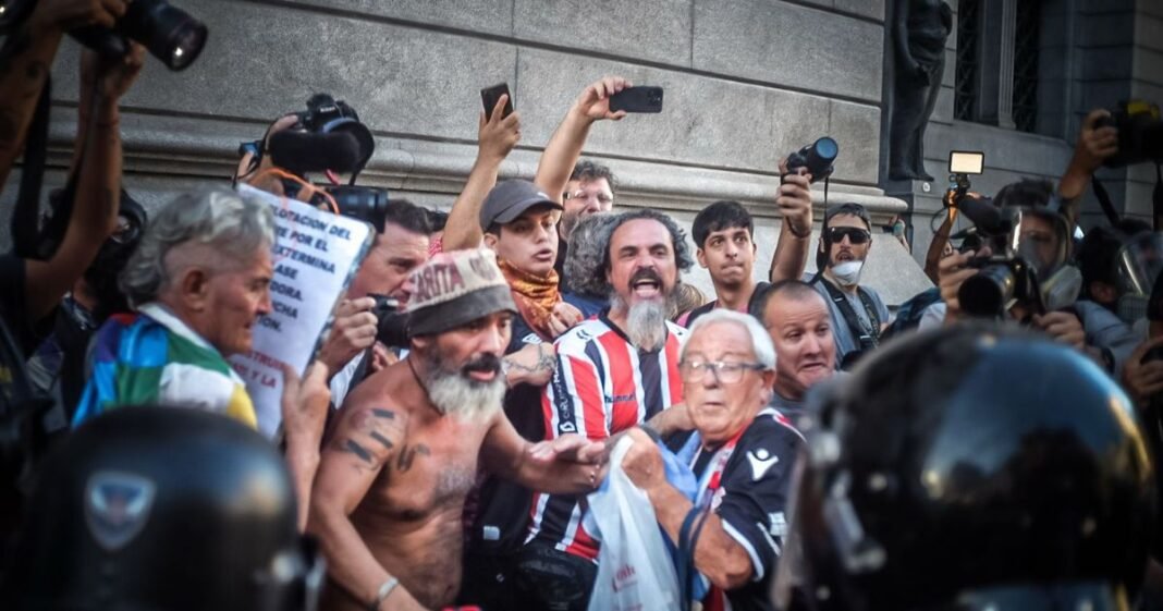 Los jubilados, escoltados por hinchas de varios clubes, marcharán al Congreso