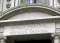 ¿Por qué los bancos ofrecen rendimientos cinco veces mayores en plazos fijos en dólares?