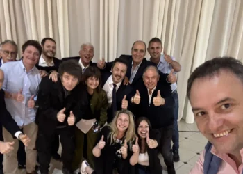 Campaña LLA: Milei y Adorni prometen medidas