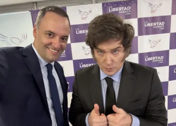 Foto triunfal: Milei y Adorni en campaña