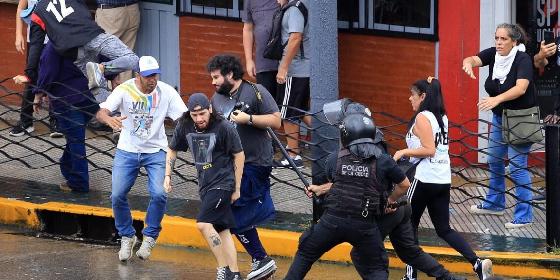 Protocolo antipiquete en Puente Pueyrredón ante protestas.