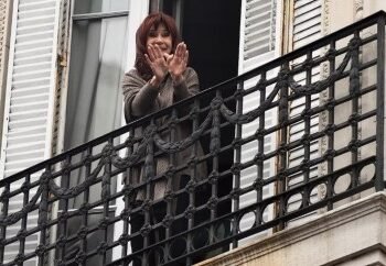 Balcón para Cristina, ordenan tobillera.