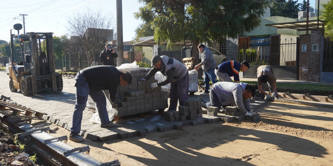 EL INTENDENTE GUSTAVO MENÉNDEZ SUPERVISÓ OBRAS DE ASFALTO RETICULADO EN PARQUE SAN MARTIN