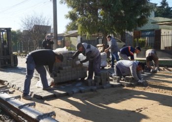 EL INTENDENTE GUSTAVO MENÉNDEZ SUPERVISÓ OBRAS DE ASFALTO RETICULADO EN PARQUE SAN MARTIN