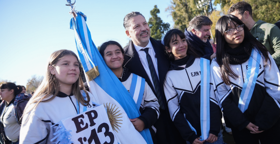 MILES DE ESTUDIANTES PROMETIERON LEALTAD A LA BANDERA
