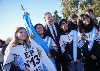 MILES DE ESTUDIANTES PROMETIERON LEALTAD A LA BANDERA