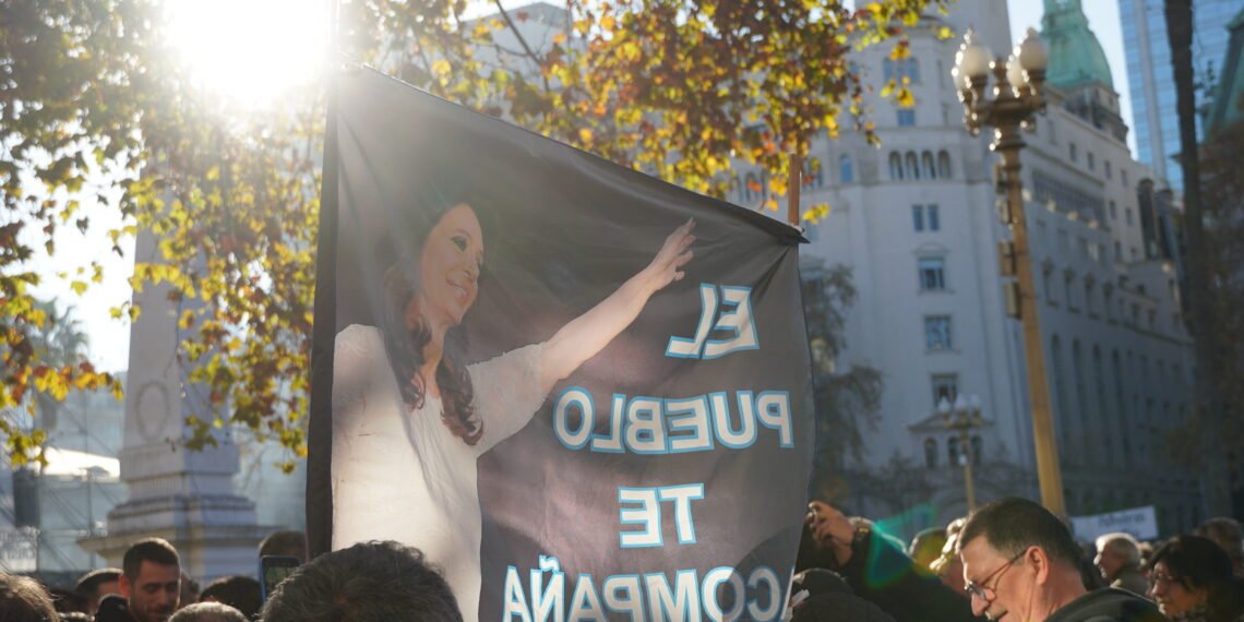 GUSTAVO MENÉNDEZ, PRESENTE EN LA MARCHA POR CFK