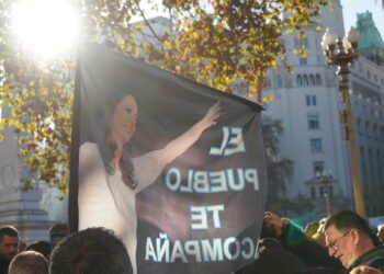GUSTAVO MENÉNDEZ, PRESENTE EN LA MARCHA POR CFK