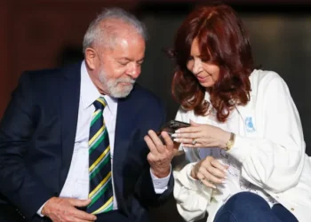 Cristina, en prisión domiciliaria, recibe a Lula.