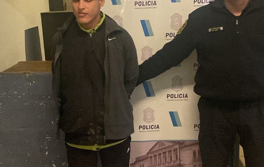 Mariano acosta: la policía detuvo a un joven armado con una pistola 9 mm en plena via publica