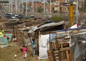 Nueva baja de pobreza: Consultoras la sitúan en 31,6%.