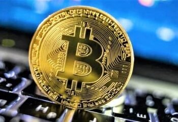 Bitcoin cae de récord, altcoins ganan hasta 19%.