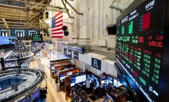 Fed en la mira: Wall Street debate su independencia.