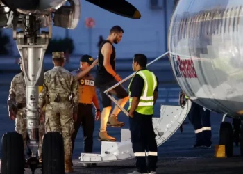 Llegó a Ezeiza el vuelo inaugural de deportados.