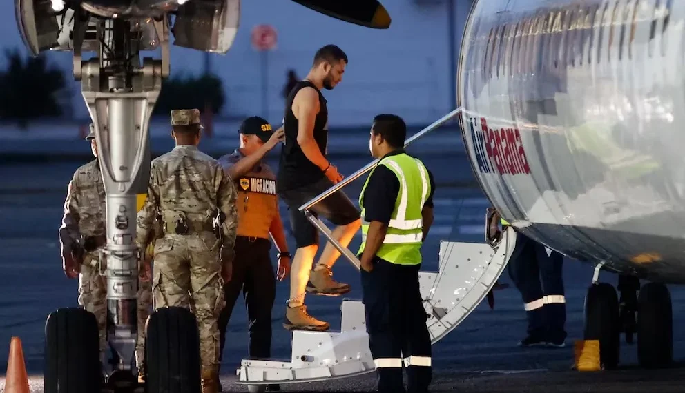 Llegó a Ezeiza el vuelo inaugural de deportados.