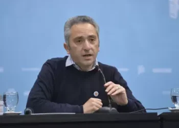 Crisis: Larroque critica falta de reacción