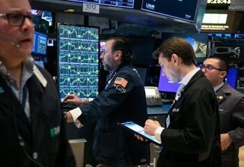 Riesgo país en mil puntos: Acciones y bonos en direcciones opuestas.