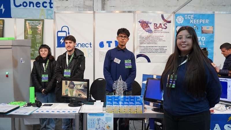 Menéndez inauguró la expo “hecho en merlo”