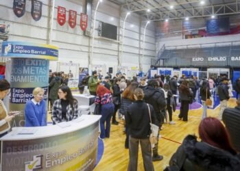 Éxito de la Expo Empleo BA: Miles de asistentes y empresas.