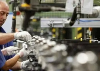 La economía frena su baja en agosto