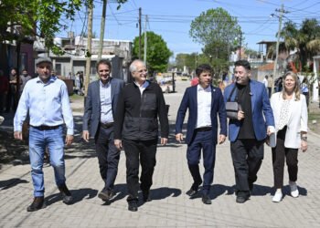 Kicillof visitó obras y entregó escrituras en libertad junto al intendente menéndez