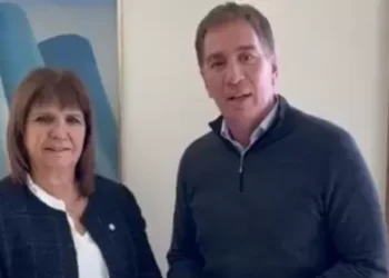 Santilli recibe el RENAPER de Bullrich: la entrega tuvo un toque de humor.