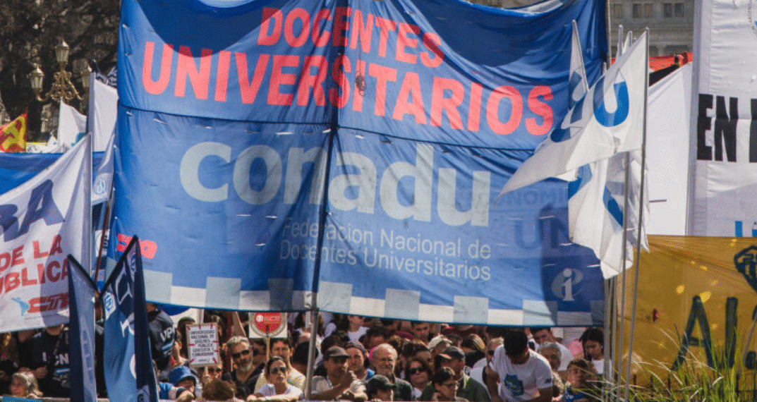 El 44% menos: El reclamo de docentes con Milei