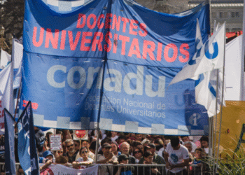 El 44% menos: El reclamo de docentes con Milei