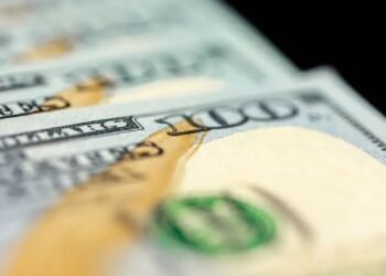 Cae el dólar oficial por cuatro días seguidos, a un paso de $1.400.