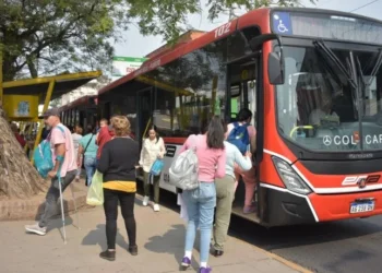 El Gobierno somete a consulta la suba del boleto de colectivo.