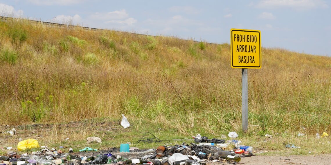 Merlo impone fuertes multas y líneas telefónicas para denunciar a quienes ensucian los espacios públicos