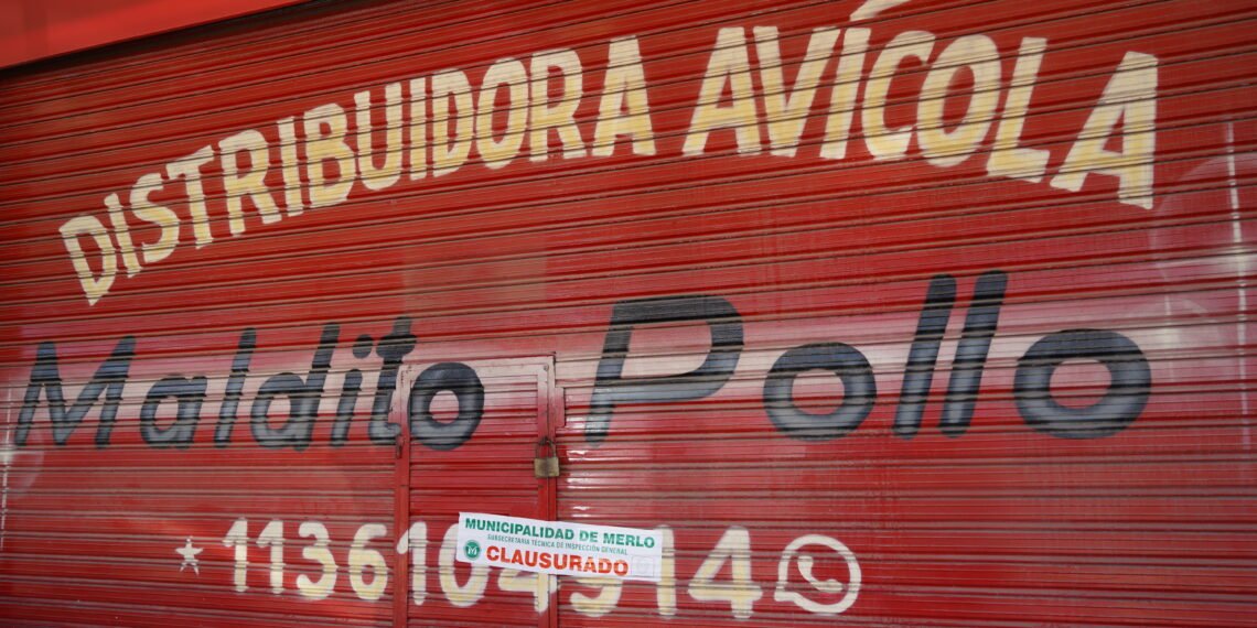 Multa millonaria y clausura para empresa avícola que arrojaba residuos en la vía pública