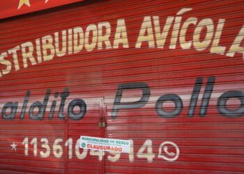 Multa millonaria y clausura para empresa avícola que arrojaba residuos en la vía pública