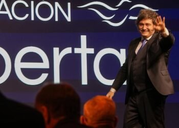 Del abrazo a Caputo a la distancia con Macri: aspectos no vistos del discurso de Milei en la Fundación Libertad