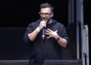 Ariel Sbdar, CEO de Cocos Capital, se enfrenta a abucheos durante su presentación