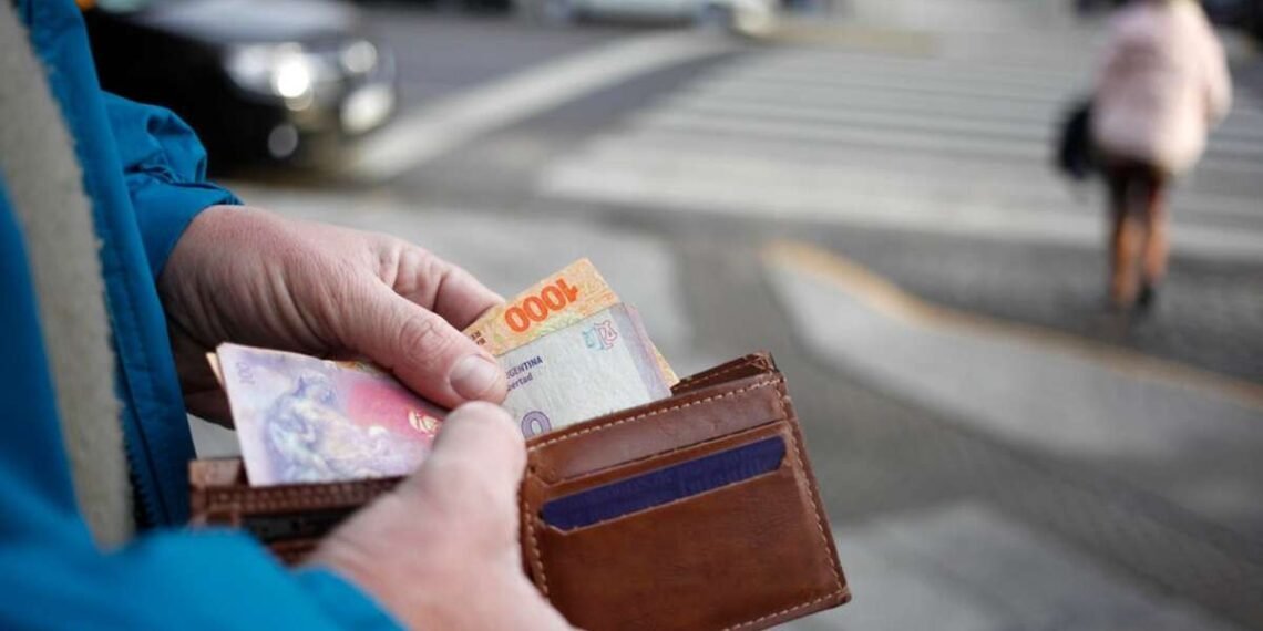 El salario mínimo enfrenta una pérdida del 40% en su poder adquisitivo durante la gestión actual