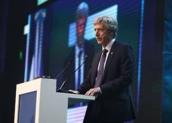 El dólar oficial se establece en $1425 y el dólar blue disminuye a $1420