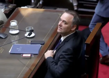 La pericia del celular bloqueado se complica, y Manuel Adorni pide involucrarse en la investigación.