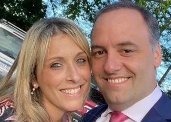 Tensión en el Gobierno: El hermano de Manuel Adorni, investigado por la Justicia.