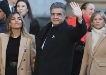 Jorge Macri lidera el izamiento de la bandera en Plaza de Mayo