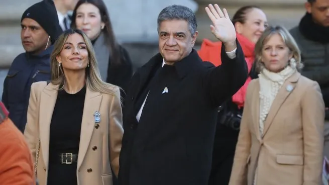 Jorge Macri lidera el izamiento de la bandera en Plaza de Mayo