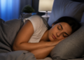 La posición ideal para dormir sin ronquidos ni apneas, según un experto en sueño