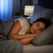 La posición ideal para dormir sin ronquidos ni apneas, según un experto en sueño