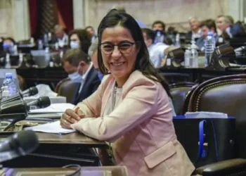 La senadora Carolina Moisés cuestiona la gestión de Adorni y sostiene que debería renunciar