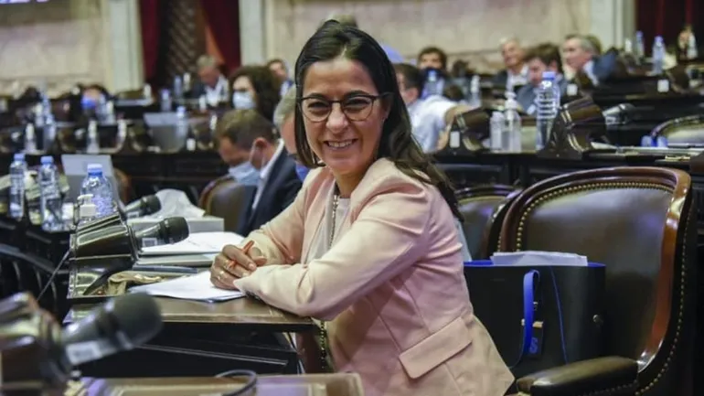 La senadora Carolina Moisés cuestiona la gestión de Adorni y sostiene que debería renunciar