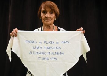Emotiva despedida de Taty Almeida en Plaza de Mayo