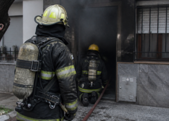 Incendio en Villa Santa Rita: bomberos y rescatistas intervienen en la situación