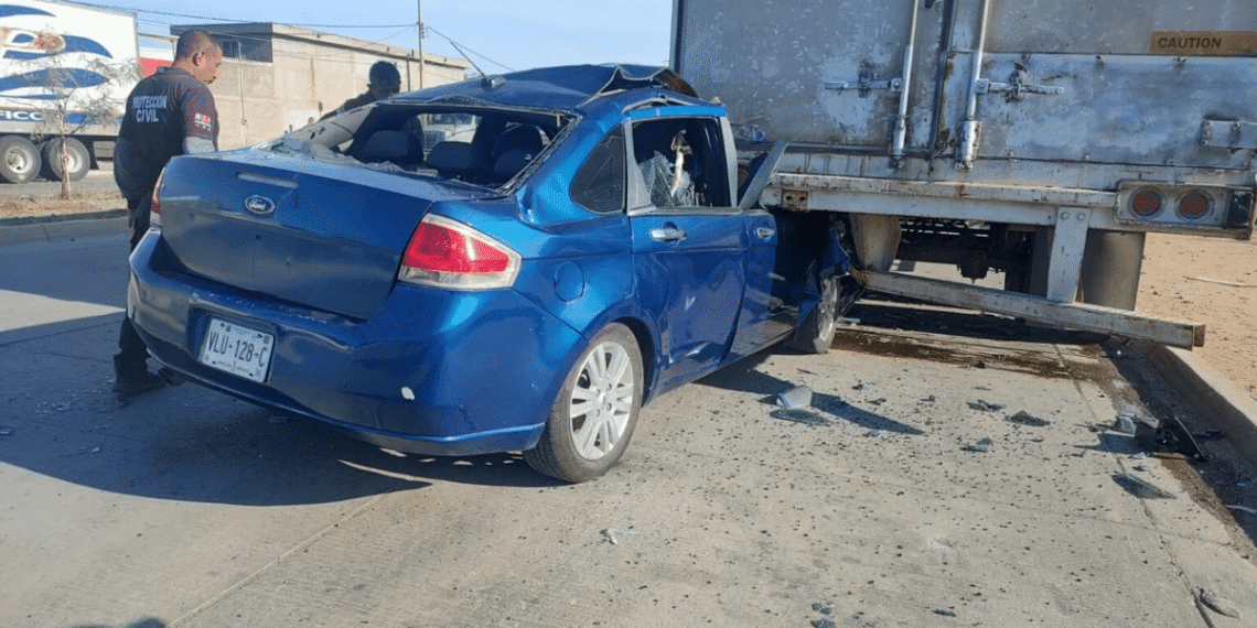 Barracas: un conductor en estado de ebriedad choca contra un camión y vuelca
