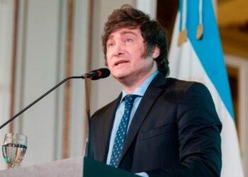 El riesgo país se situó en 404 puntos y aún no logra romper el umbral de la era Milei
