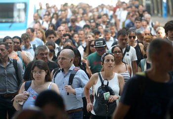 A pesar de la reciente desaceleración de la inflación, el poder adquisitivo sigue estancado: solo ocho sindicatos lograron aumentos reales